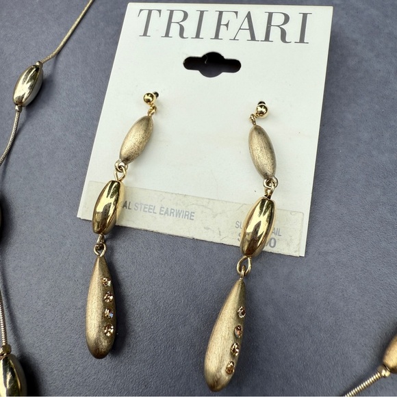 Trifari Gold Necklace and Earrings Set - Picture 11 of 16